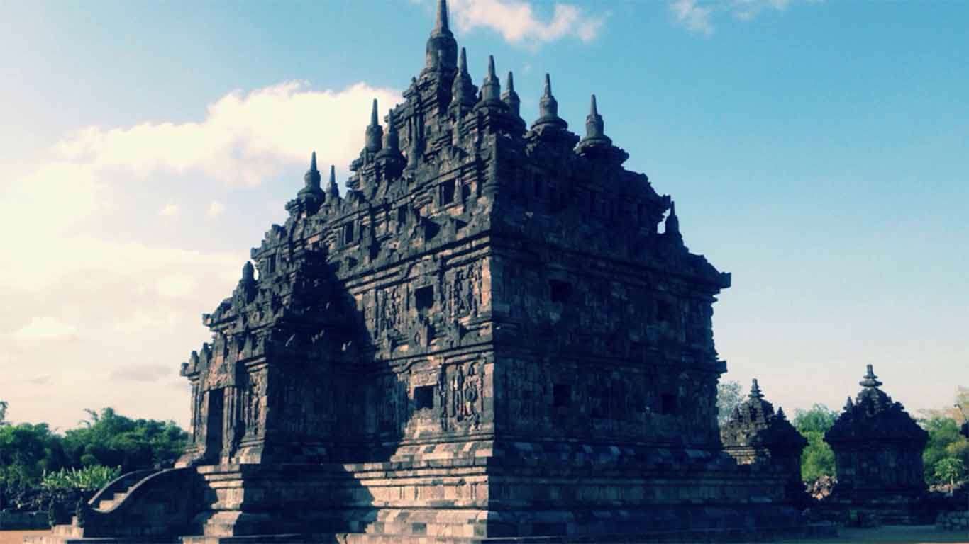 candi plaosan malam hari