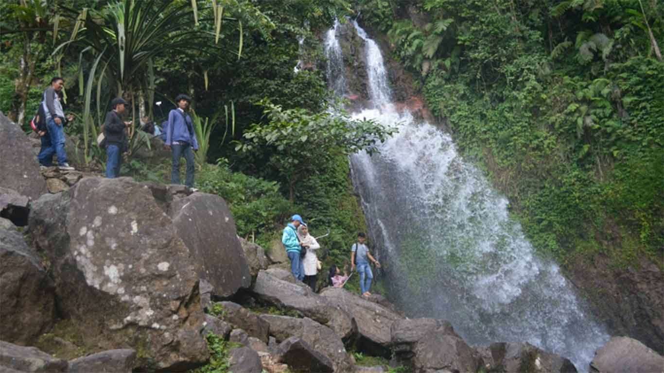 harga tiket masuk curug ciherang dan rumah pohonnya