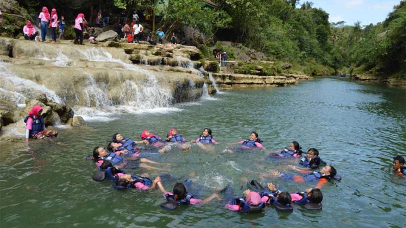 jalan menuju air terjun sri gethuk