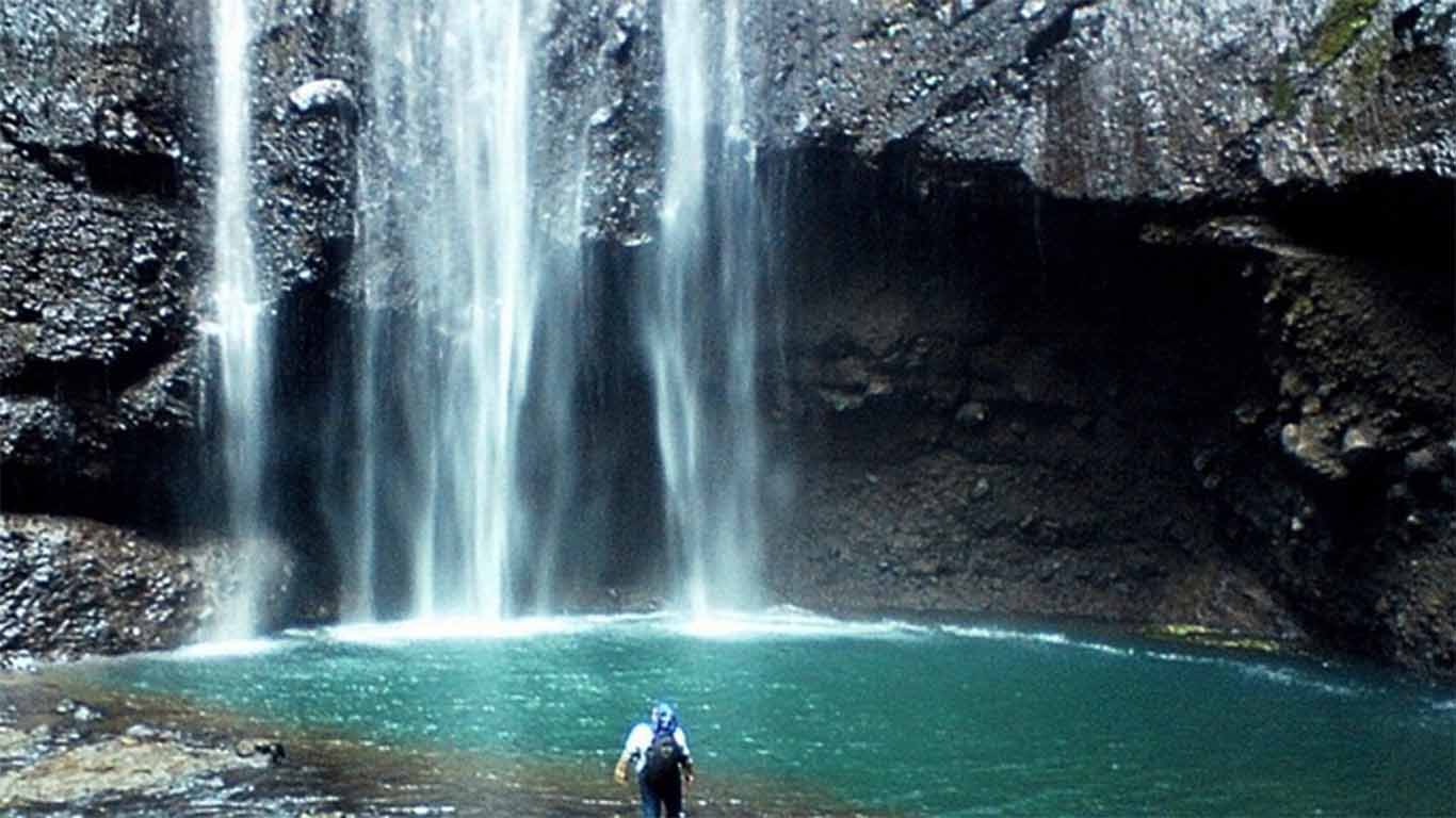 mitos air terjun madakaripura