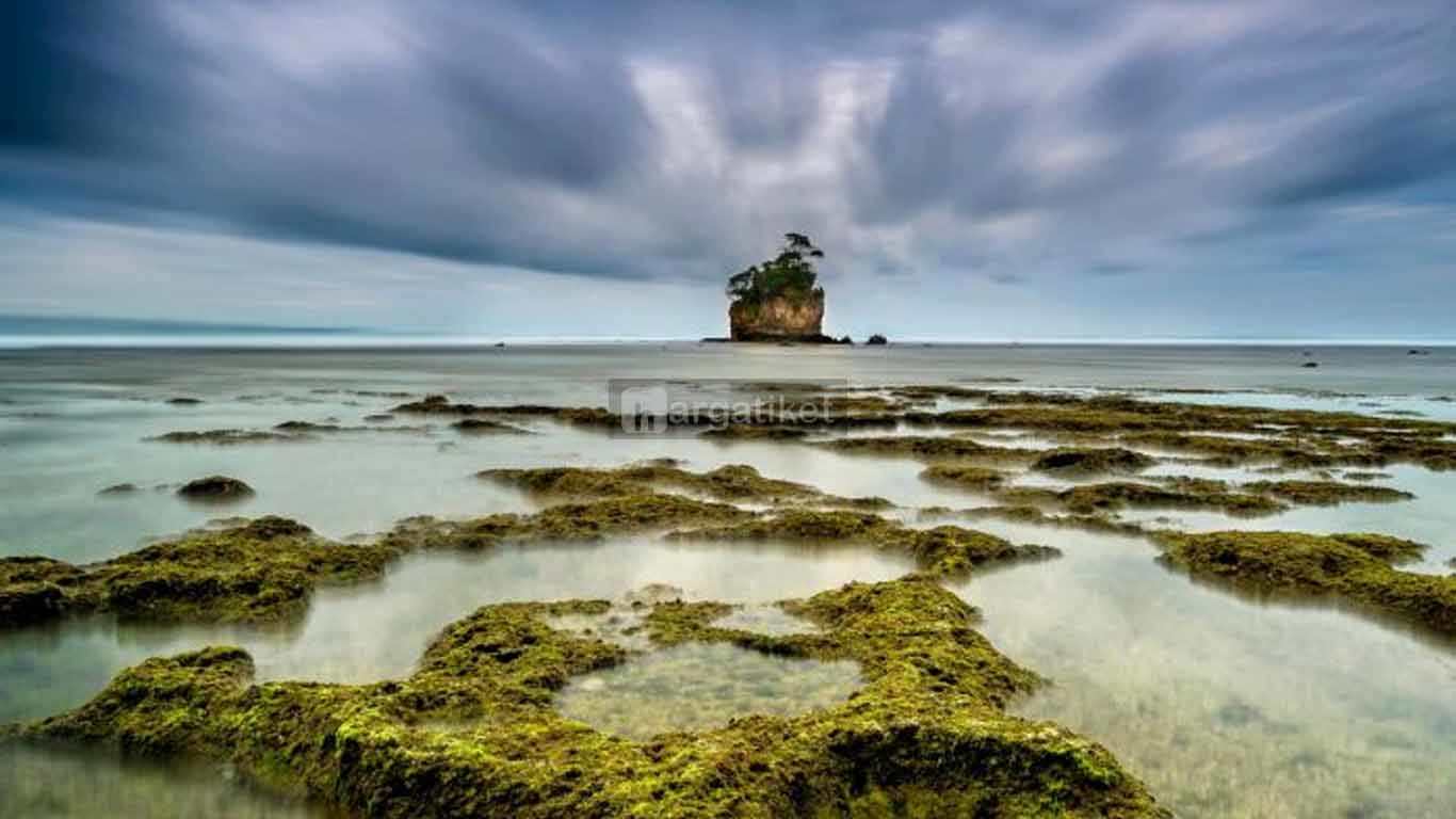 Pantai Wisata Way Hawang atau Pantai Kaur