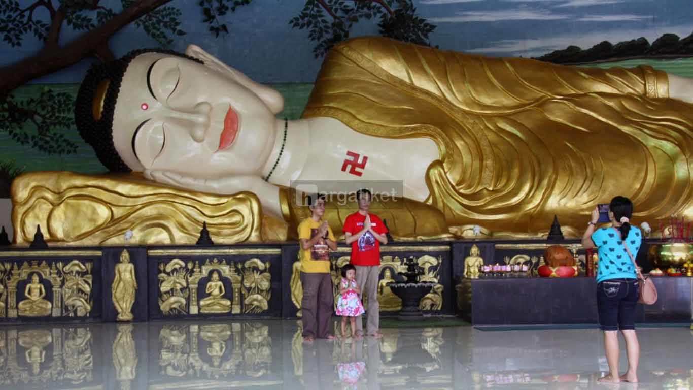 Patung Buddha Tidur atau Vihara Buddha Dharma & 8 Pho Sat