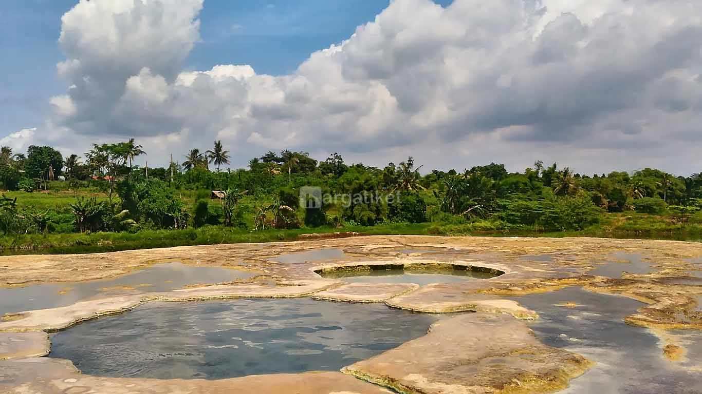 Pemandian Gunung Peyek atau Tirta Sanita Ciseeng