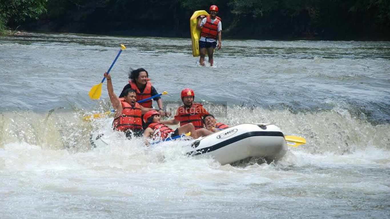 Arung Jeram Sungai Ciliwung Depok