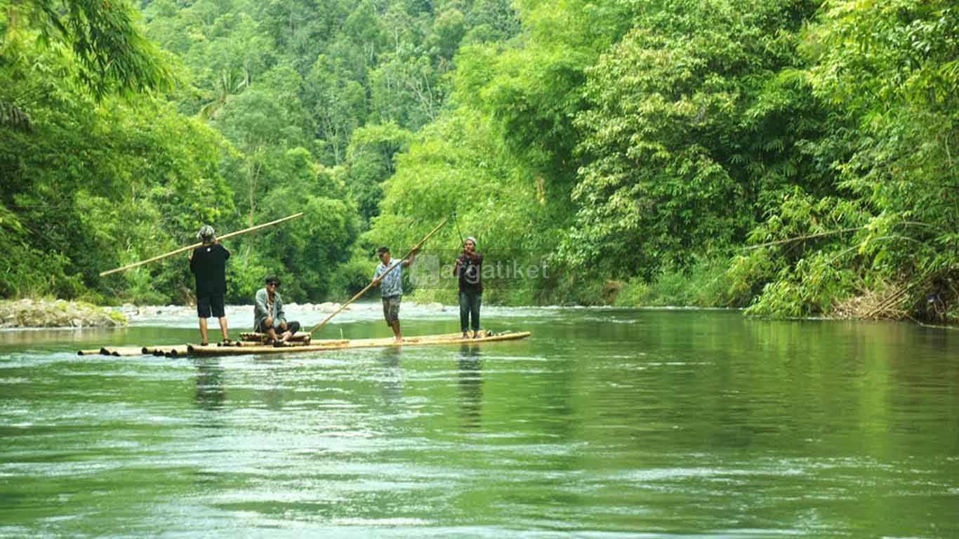 Rafting Bambu di Sungai Amandit