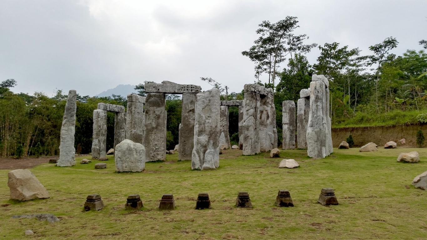 √ Spot Foto + Harga Tiket Masuk Stonehenge Jogja