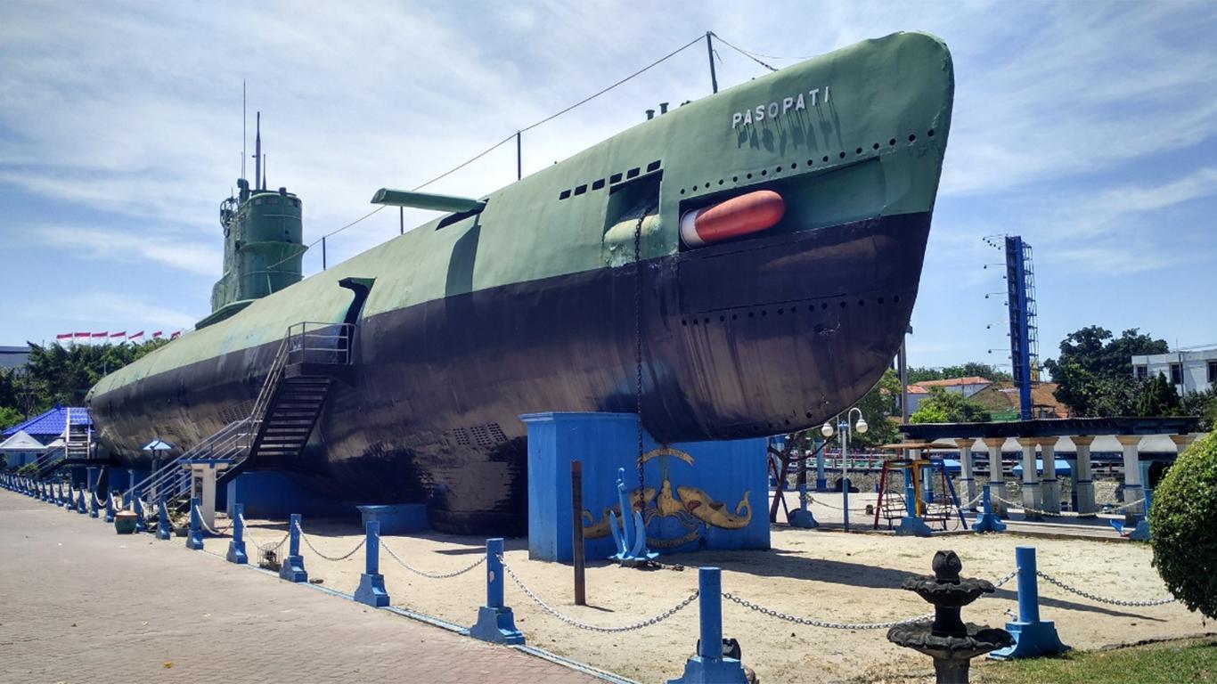 sejarah monumen kapal selam