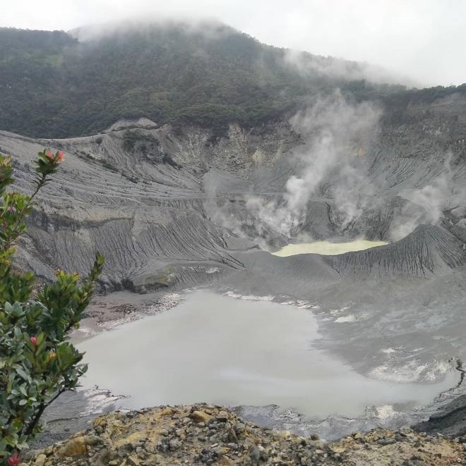 mitos kawah ratu