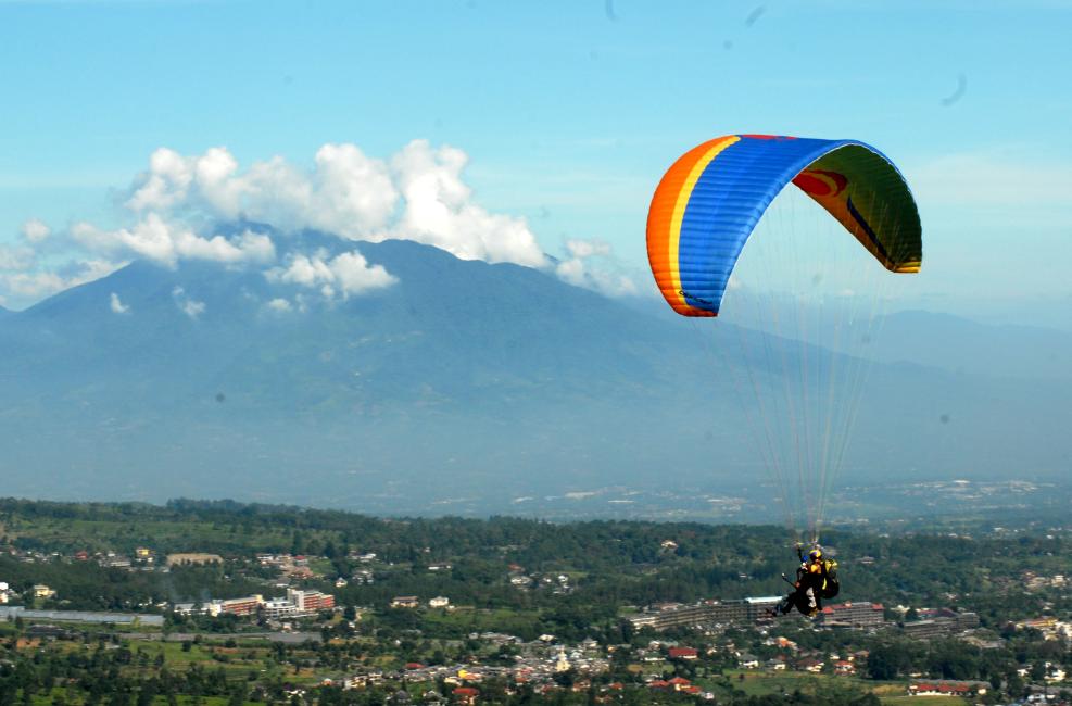 Paralayang Puncak Bogor: Review & Harga Tiket 2022