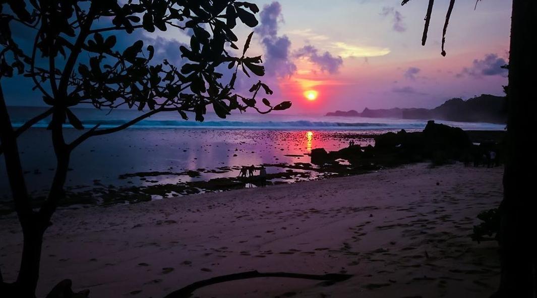 foto pantai batu bengkung