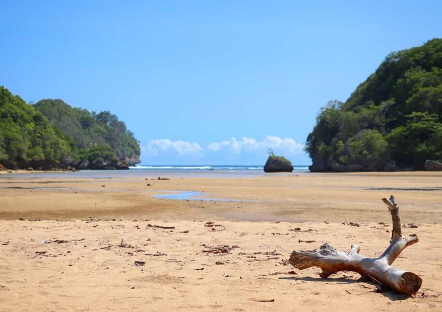 pantai clungup malang