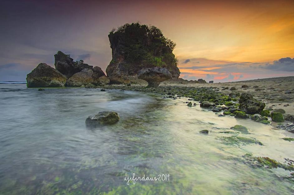 pantai watu leter malang