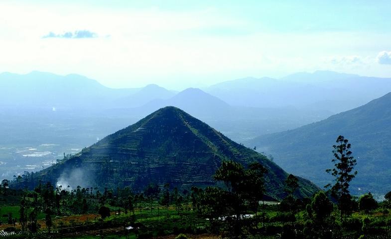 Gunung Piramida Sadahurip