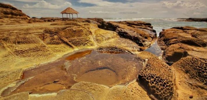 tiket masuk pantai rancabuaya