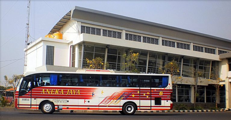 bus pacitan