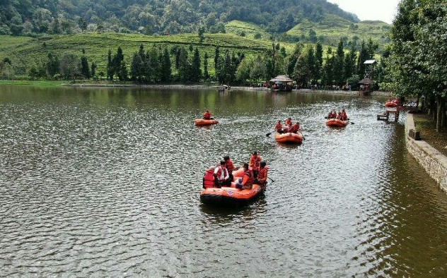 Perahu di Telaga Saat