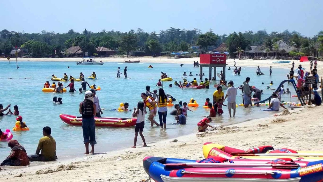 Aktivitas di Pantai Bandengan