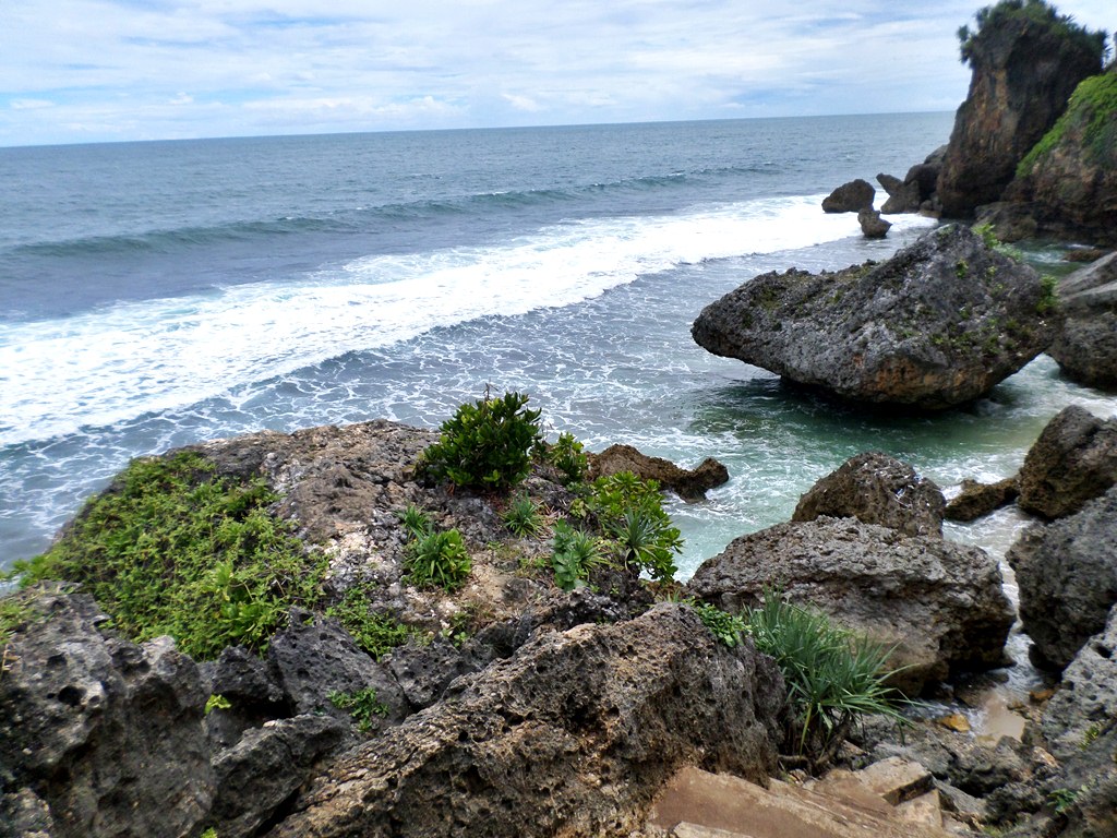 Aktivitas di Pantai Ngobaran