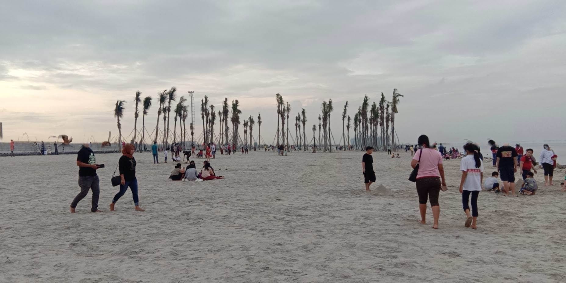 Aktivitas di Pantai Pasir Putih PIK 2