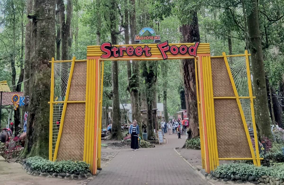 Jam Buka Mojosemi Forest Park