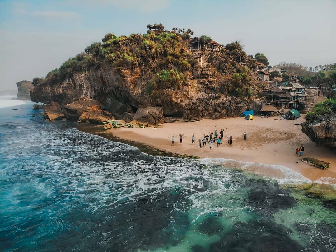 Misteri dan Mitos Pantai Watu Lawang